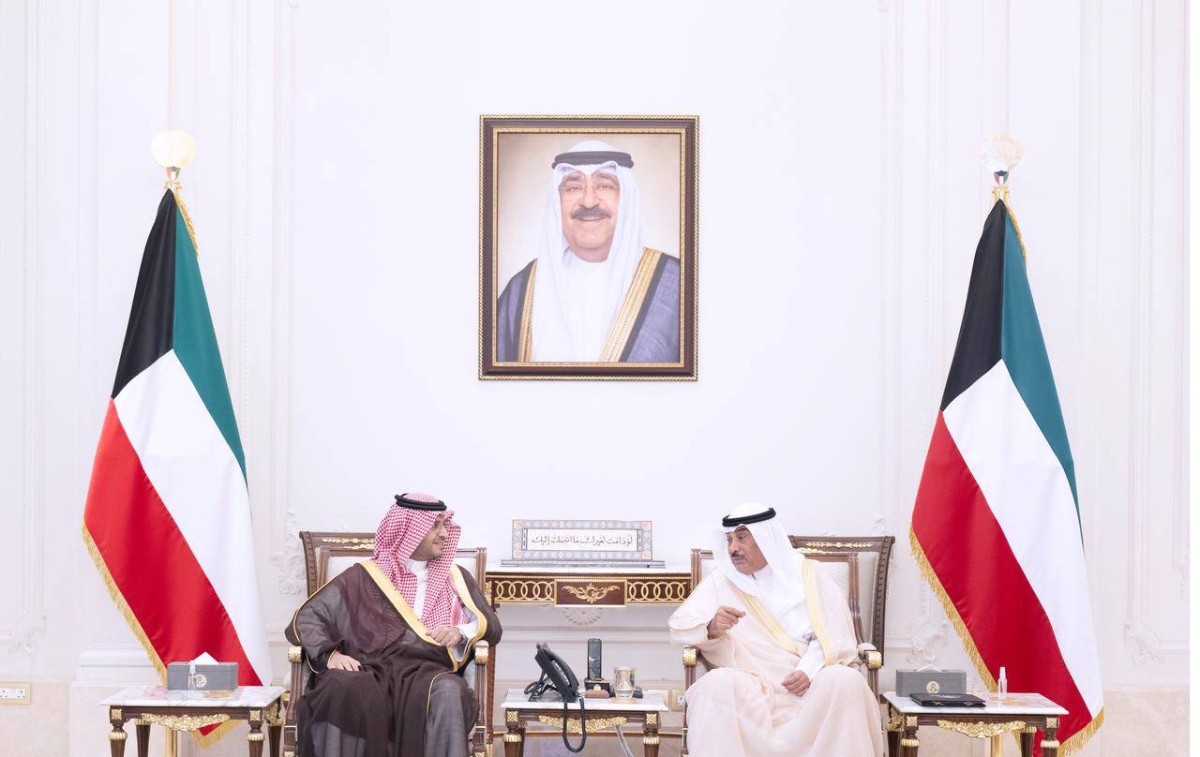 أمير الكويت يلتقي الأمير تركي بن محمد لتعزيز العلاقات