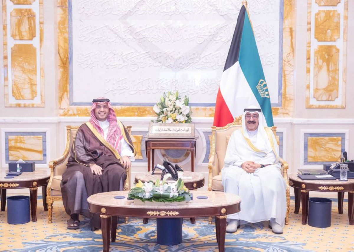 أمير الكويت يلتقي الأمير تركي بن محمد لتعزيز العلاقات