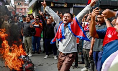 استقالة رئيس وزراء النيبال واحتجاجات تحرق البرلمان