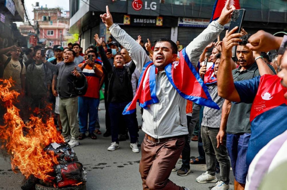استقالة رئيس وزراء النيبال واحتجاجات تحرق البرلمان