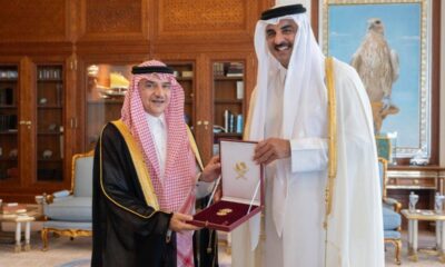 أمير قطر يكرم سفير السعودية بوسام الوجبة المرموق