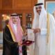 أمير قطر يكرم سفير السعودية بوسام الوجبة المرموق