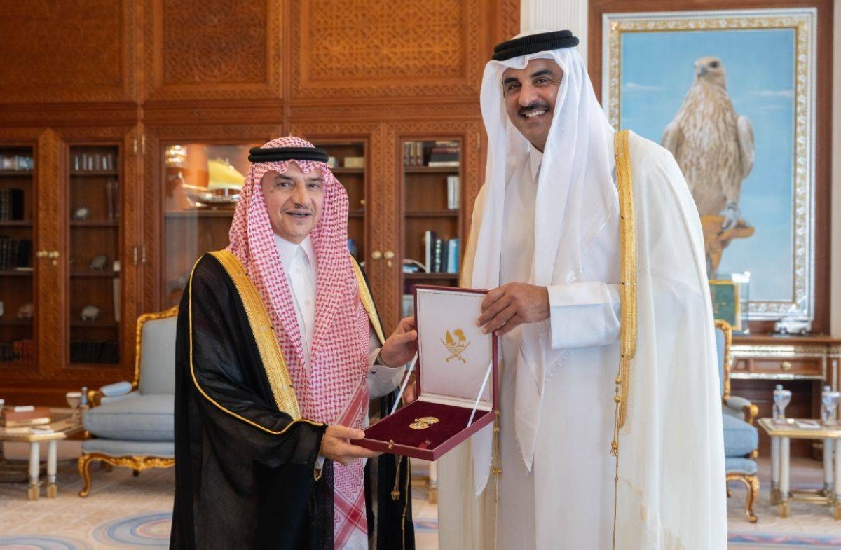 أمير قطر يكرم سفير السعودية بوسام الوجبة المرموق