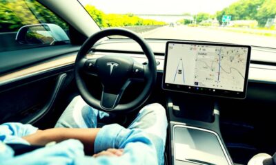 تسلا تتخلى عن السيارات ذاتية القيادة: وعود وواقع محدود