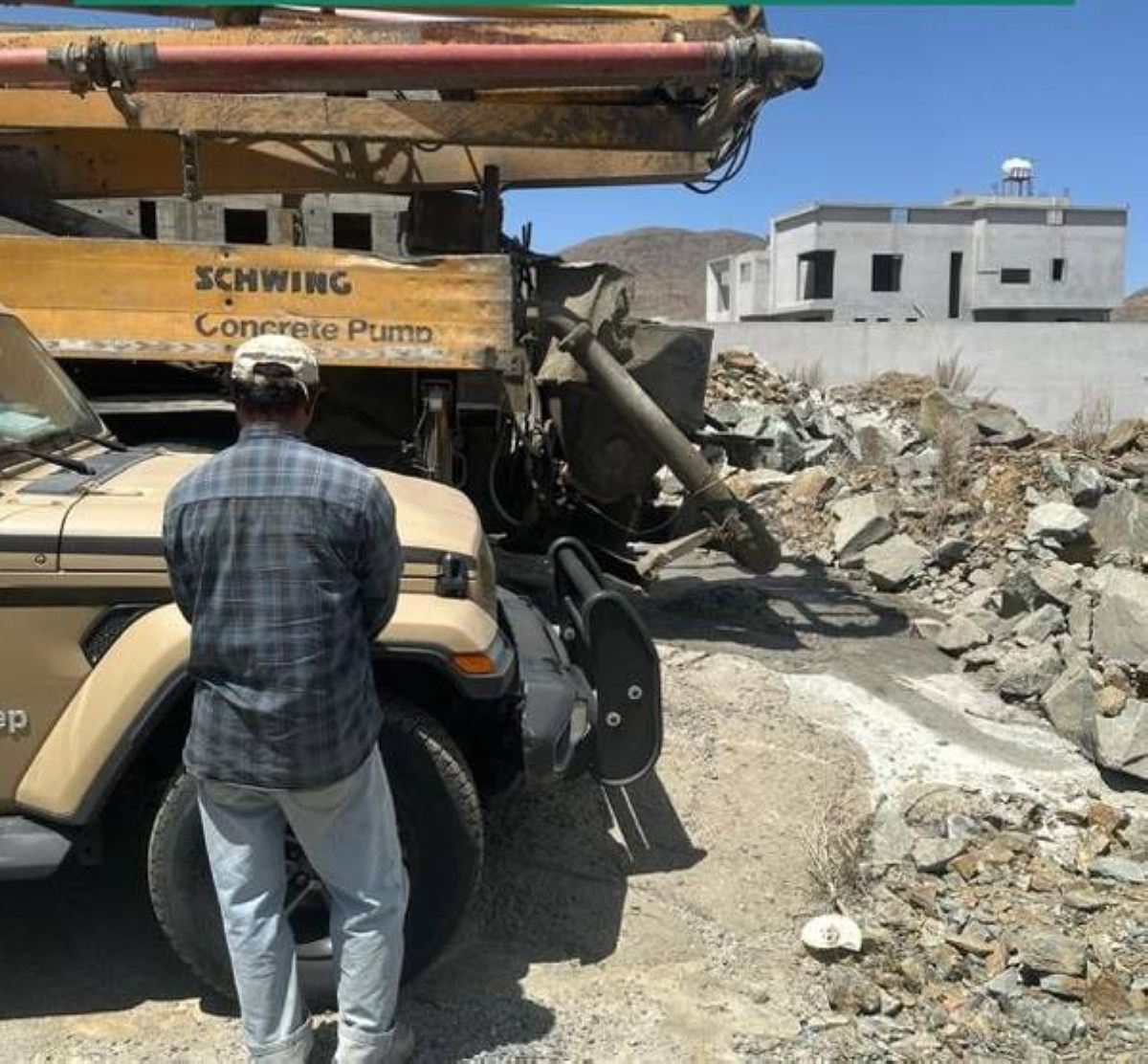 ضبط مخالف لتلويث البيئة بتفريغ خرسانة في عسير