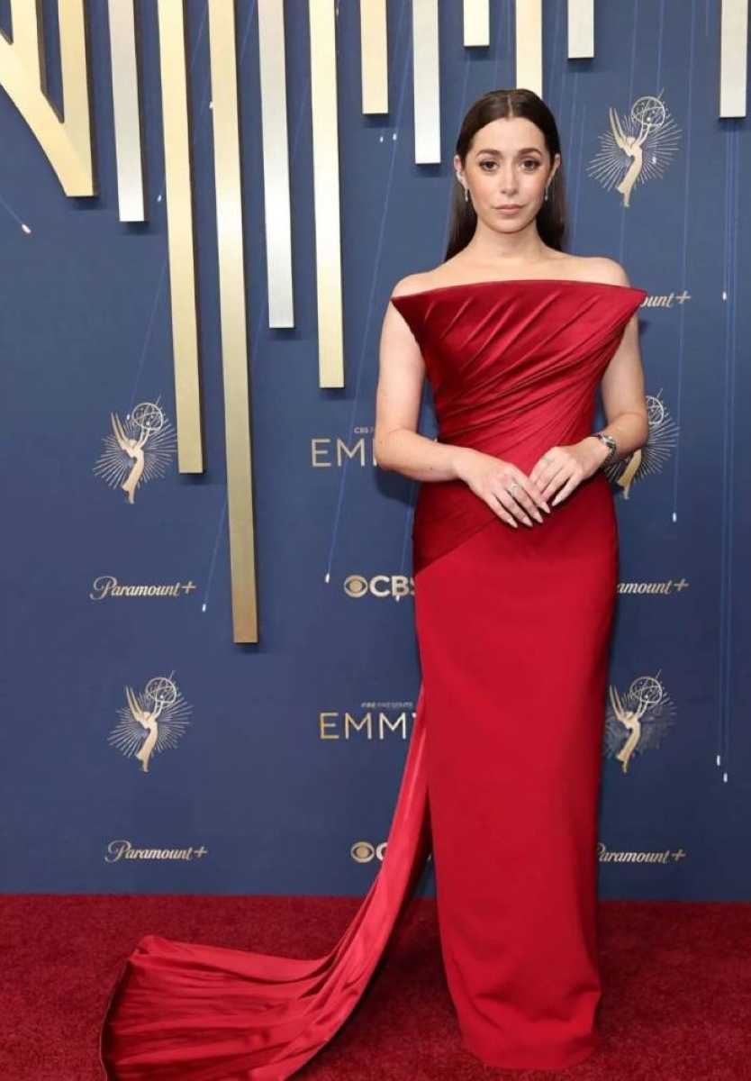 نجمات يتألقن بالأحمر في حفل الإيمي: جرأة وأناقة