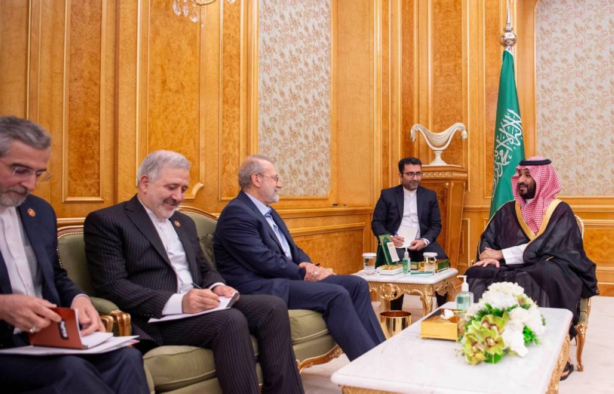 ولي العهد وأمين الأمن الإيراني يناقشان الأوضاع الراهنة
