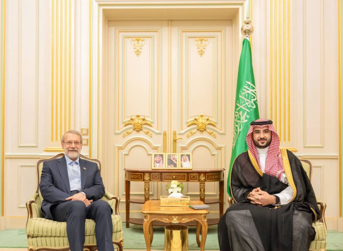 وزير الدفاع يناقش الأوضاع الإقليمية مع مسؤول إيراني بارز