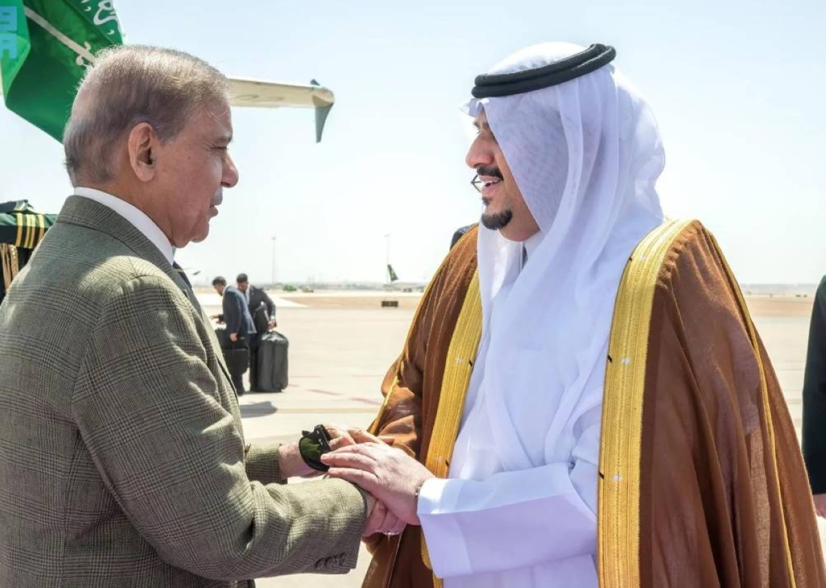 استقبال نائب أمير الرياض لرئيس وزراء باكستان