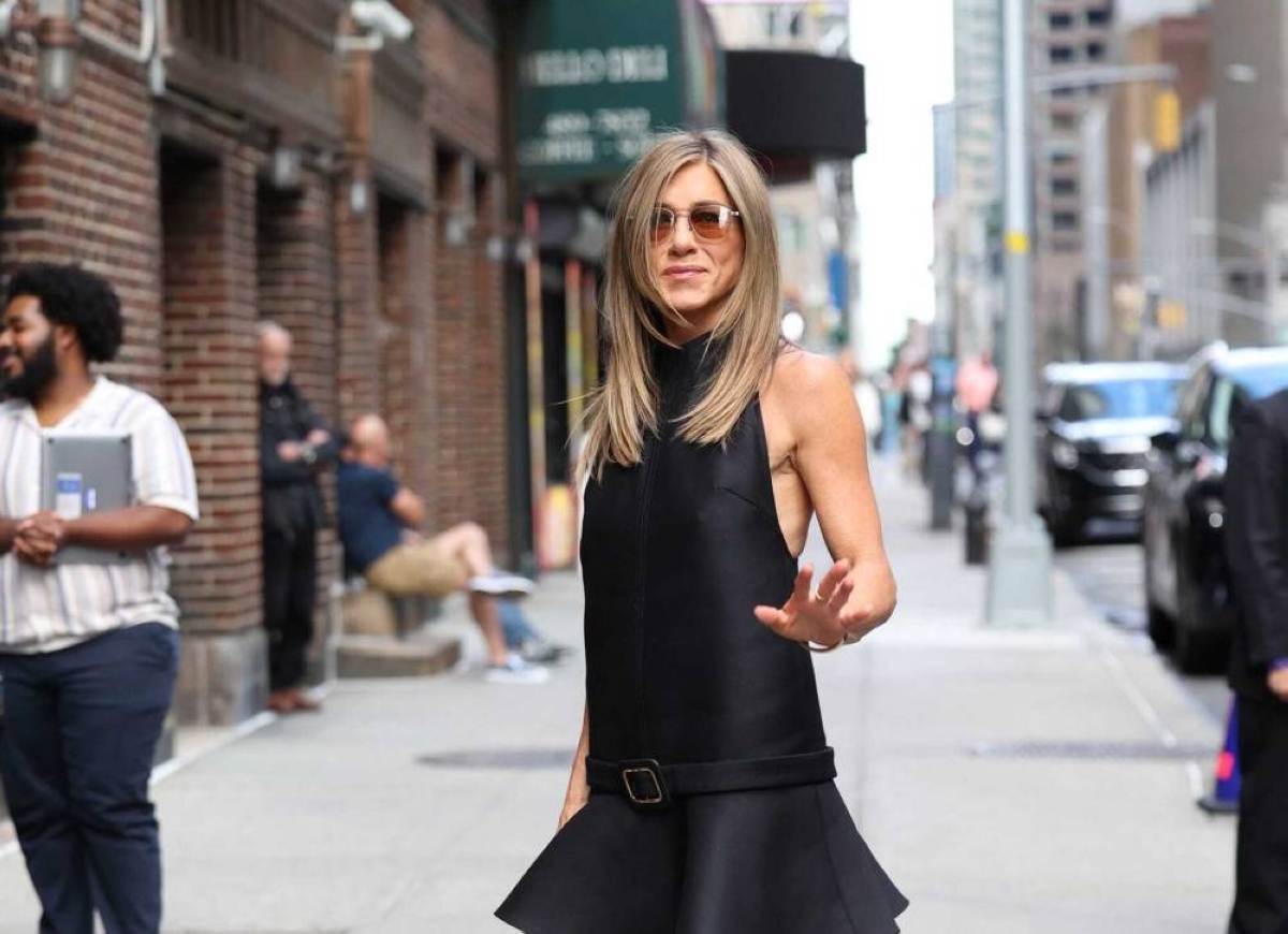 جنيفر أنيستون تتألق بإطلالة سوداء تكرّم توم فورد