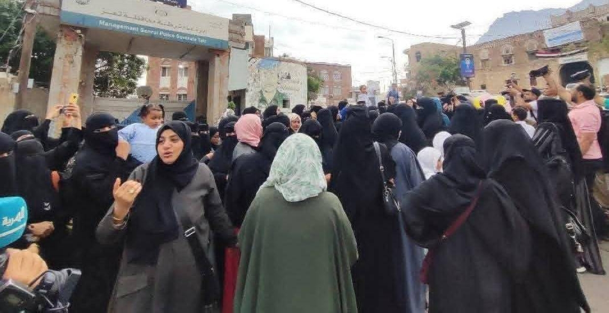 نساء تعز يطالبن بالقبض على قتلة المسؤولة الحكومية