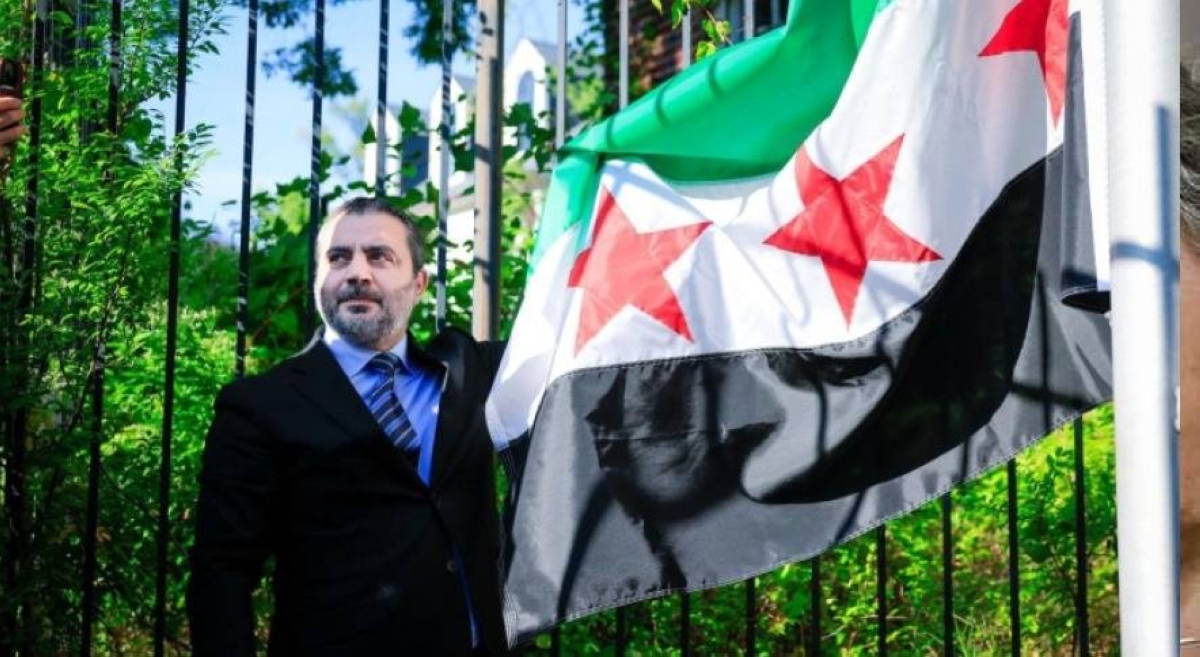 رفع العلم السوري على سفارة واشنطن بواسطة الشيباني