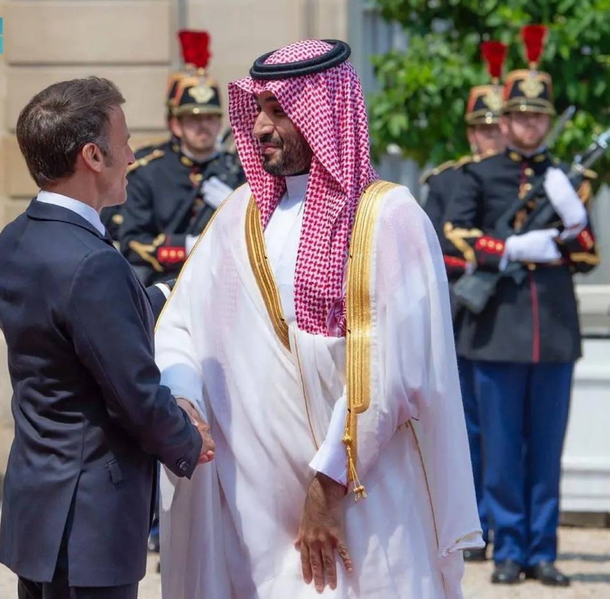 ماكرون وولي العهد يبحثان مؤتمر حل الدولتين بعمق