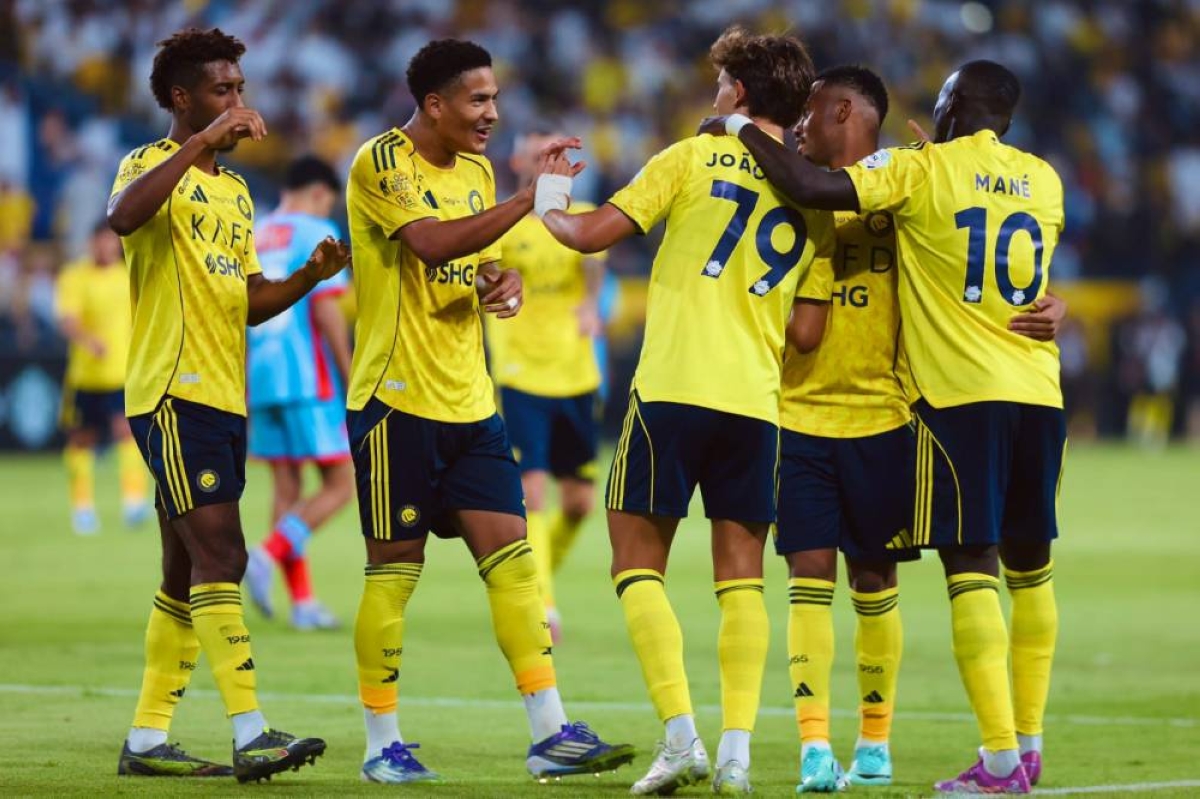 النصر يكتسح الرياض بخماسية ويتصدر الدوري السعودي