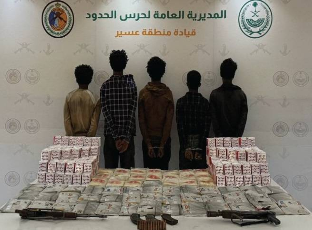 القبض على 5 مهربين بحوزتهم حشيش وأقراص طبية بعسير