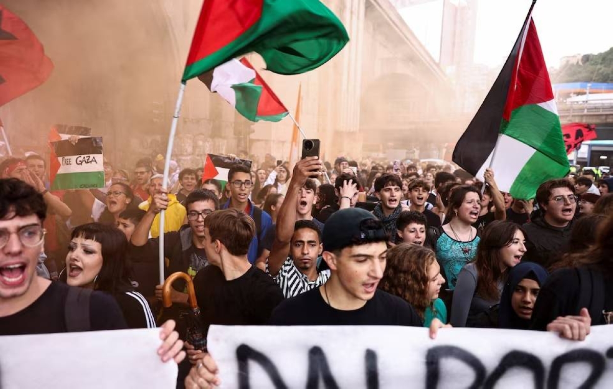 إيطاليا توقف موانئها احتجاجاً على نقل الأسلحة لإسرائيل