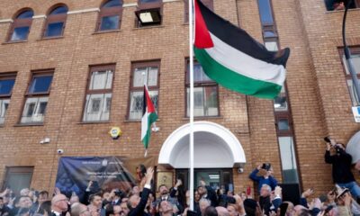 رفع العلم الفلسطيني على مقر البعثة في لندن
