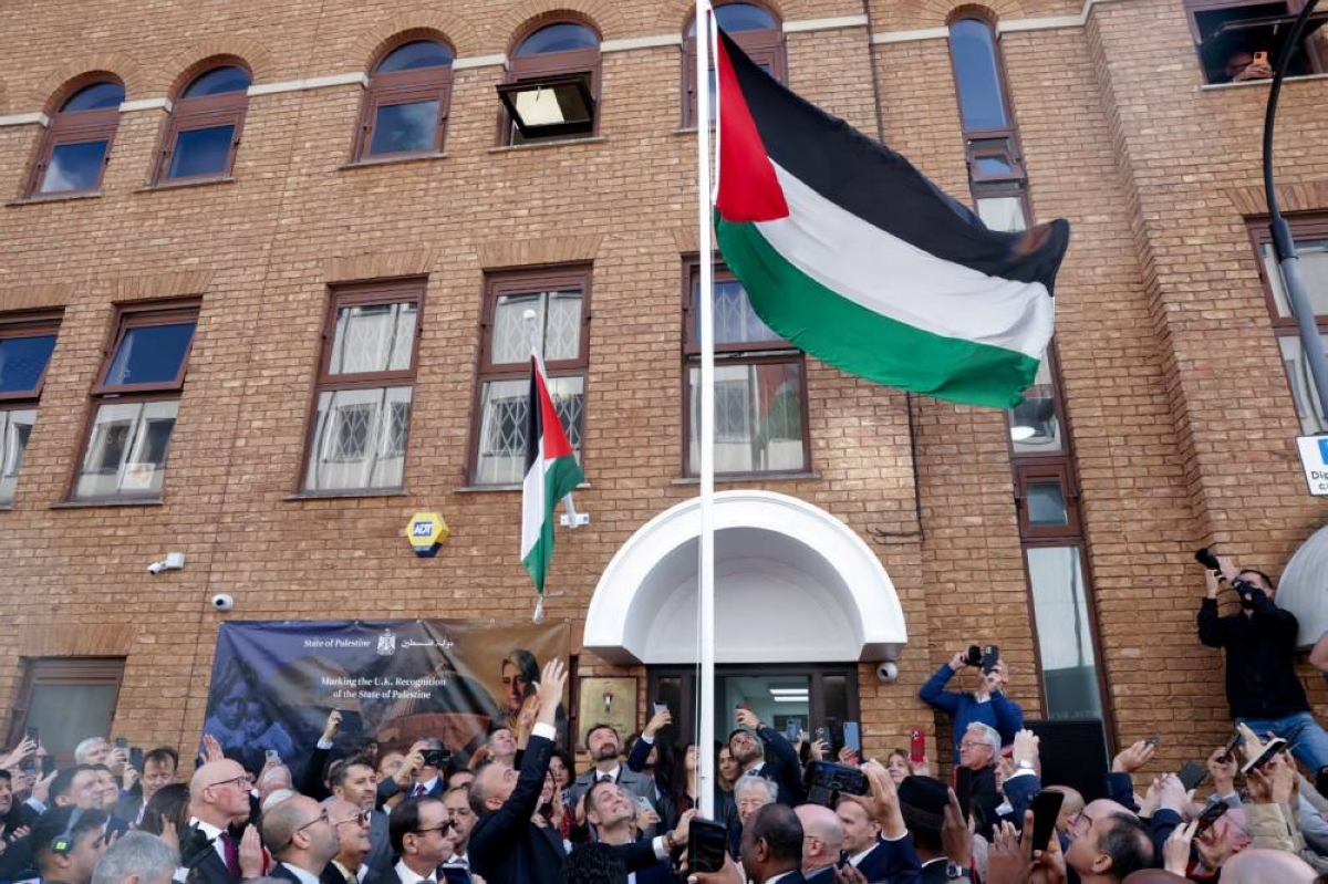 رفع العلم الفلسطيني على مقر البعثة في لندن