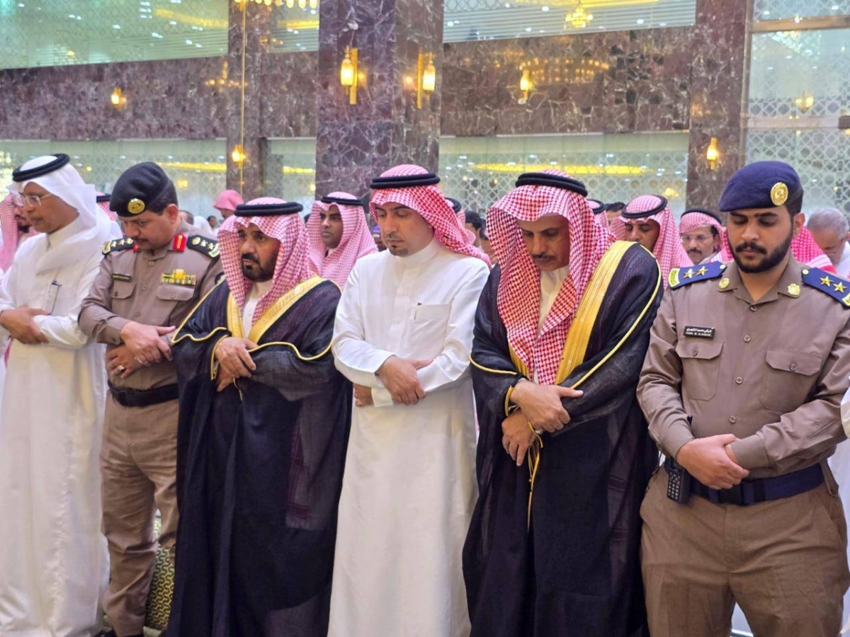 محافظ محايل يصلي الغائب على مفتي المملكة الراحل