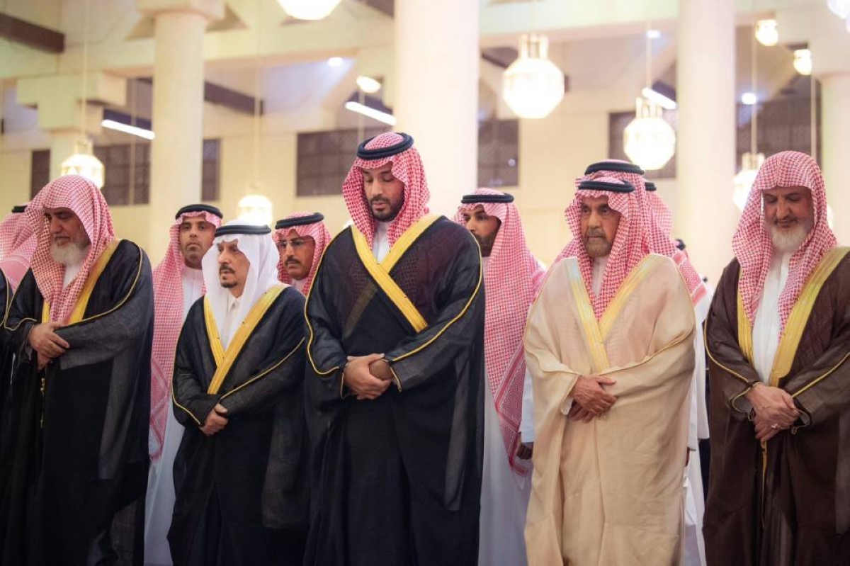 ولي العهد يشارك في صلاة الميت على آل الشيخ