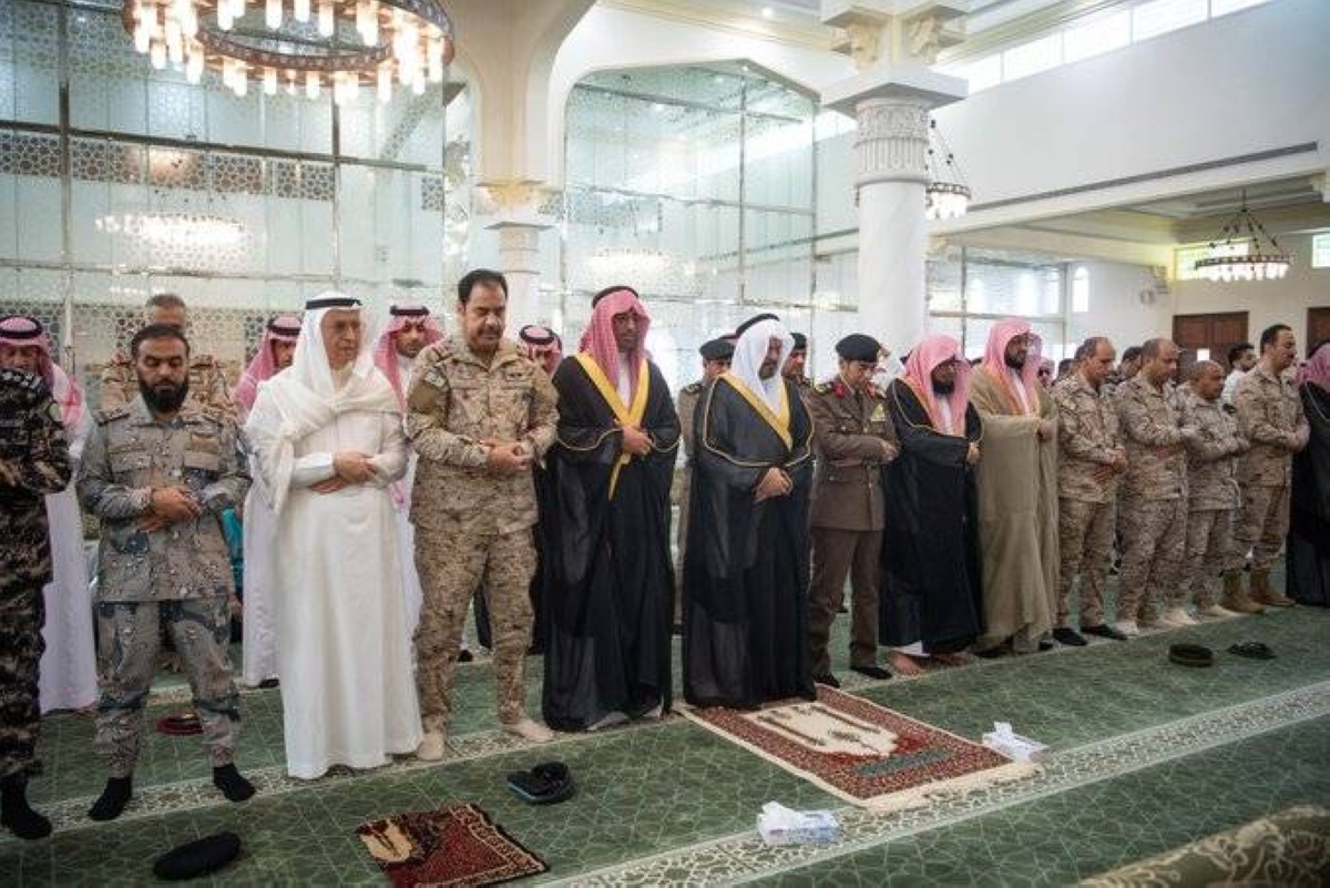 نائب أمير مكة يصلي الغائب على مفتي المملكة الراحل
