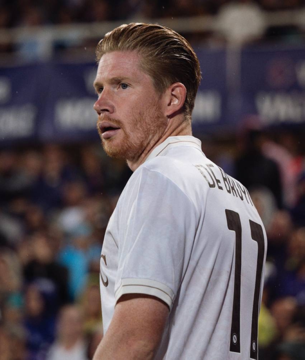 مودريتش ودي بروين يقودان قمة ميلان ضد نابولي