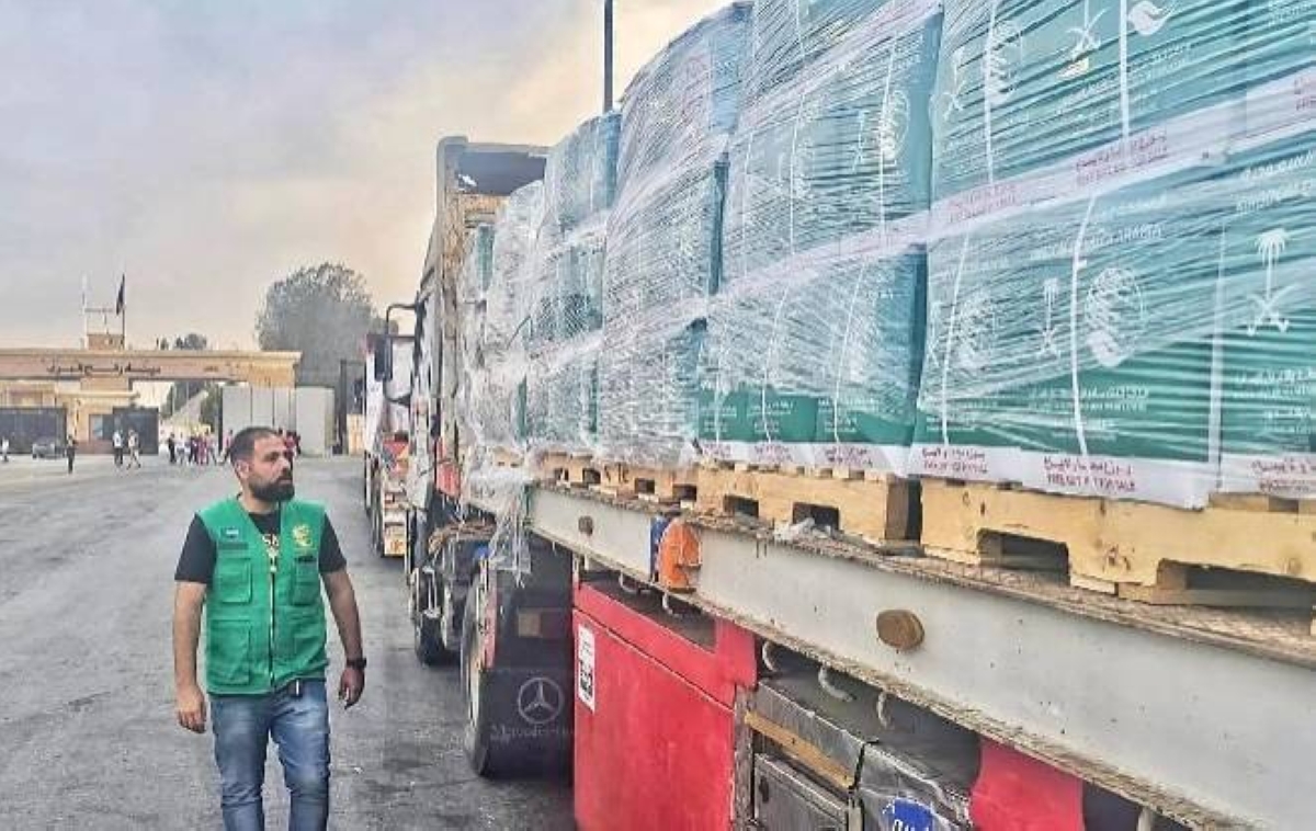 مساعدات سعودية تصل غزة عبر رفح من مركز الملك سلمان
