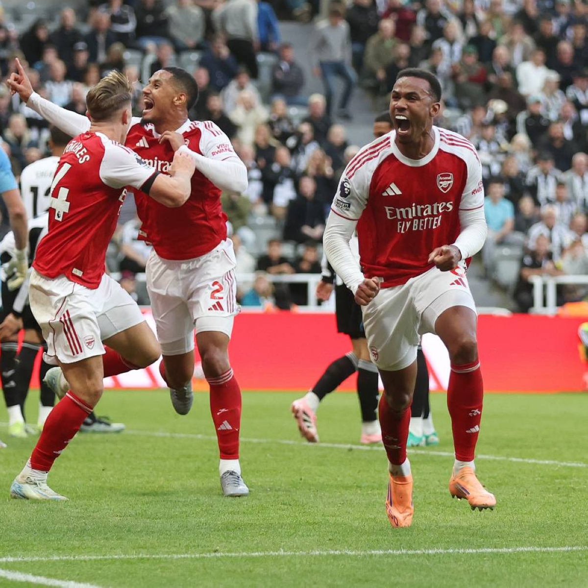 أرسنال يهزم نيوكاسل ويلاحق ليفربول على قمة الدوري