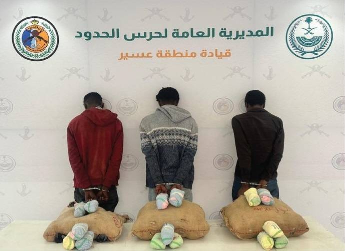 القبض على 3 مهربين بحوزتهم 60 كغم من القات