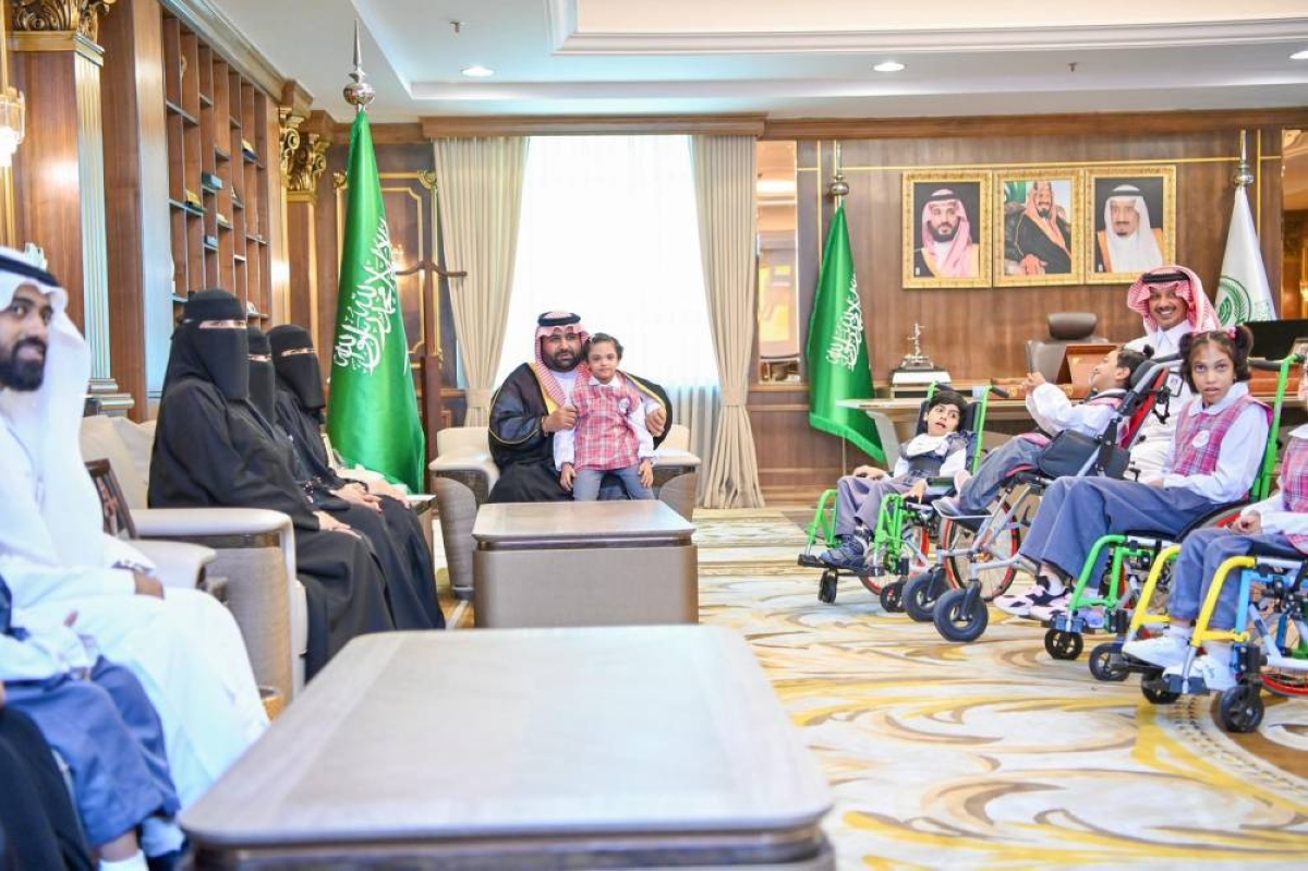 أمير جازان يستعرض برامج دعم الأطفال ذوي الإعاقة