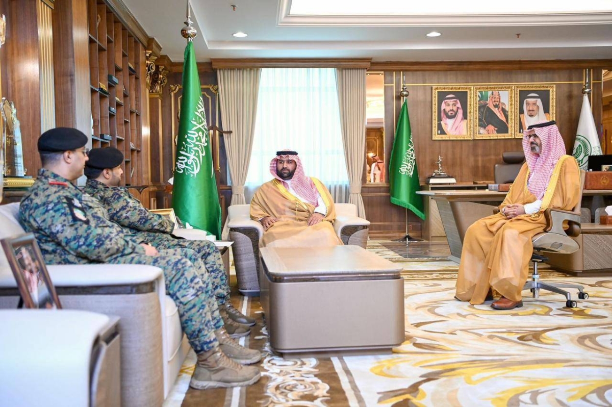 أمير جازان يتفقد جاهزية وانتشار الأفواج الأمنية