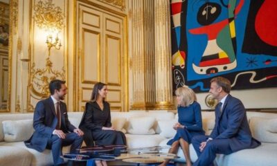 الأميرة رجوة تتألق بفستان أسود في لقاء ماكرون