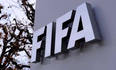"فيفا يعتزم حظر المباريات المحلية خارج الدولة"