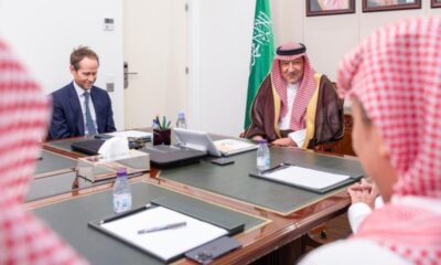 الخريجي يلتقي نائب رئيس مجموعة الأزمات الدولية