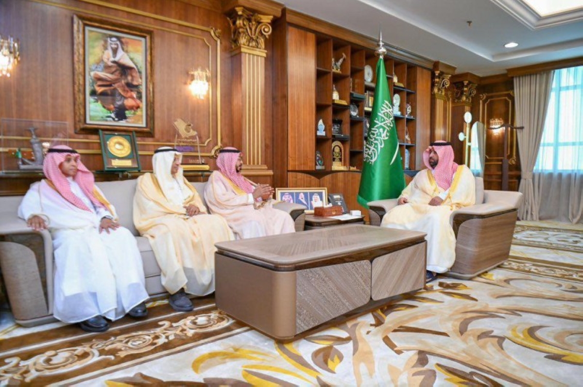 أمير جازان يستعرض مبادرات وبرامج دعم الأسر المنتجة