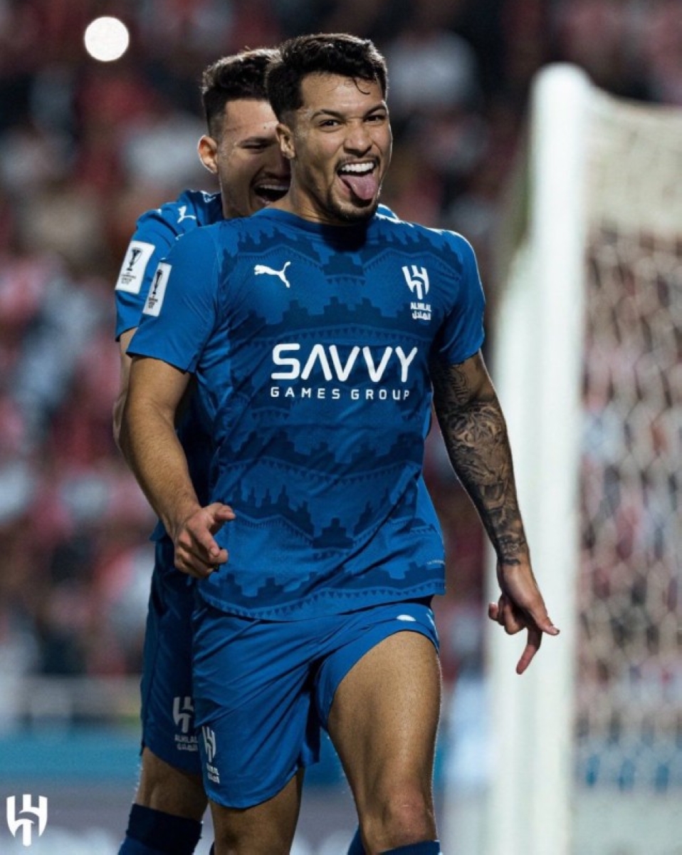 ليوناردو يبدع في تسجيل الأهداف بأسلوب فريد