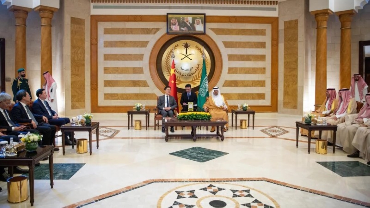 نائب أمير مكة يلتقي نائب الرئيس الصيني لتعزيز التعاون