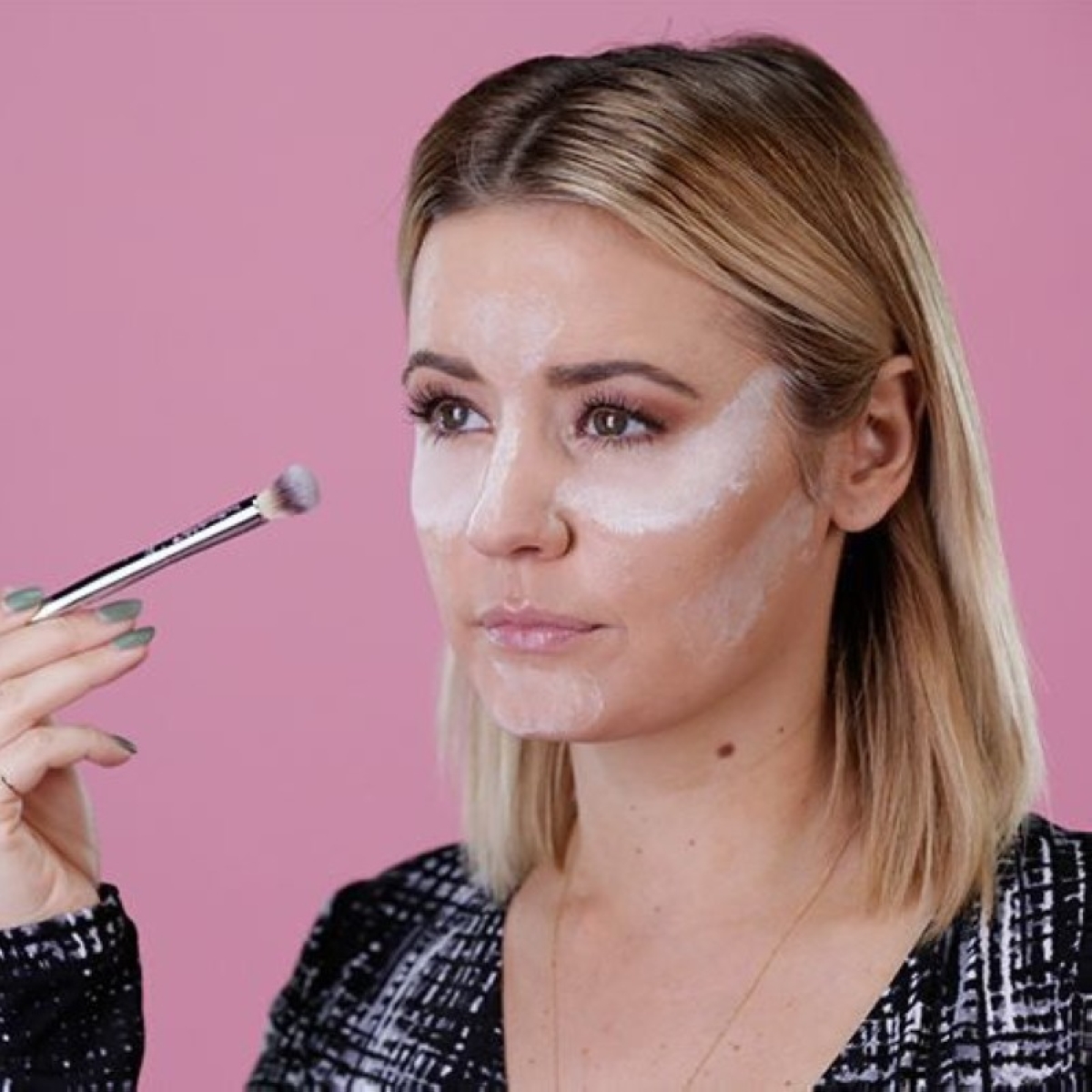 تحذيرات حول مخاطر منتجات تجميلية شائعة