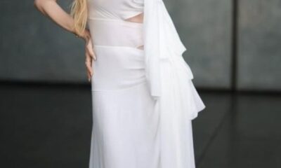 ليندسي لوهان تتألق بفستان أبيض في جلسة تصوير جديدة