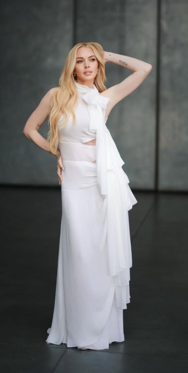 ليندسي لوهان تتألق بفستان أبيض في جلسة تصوير جديدة