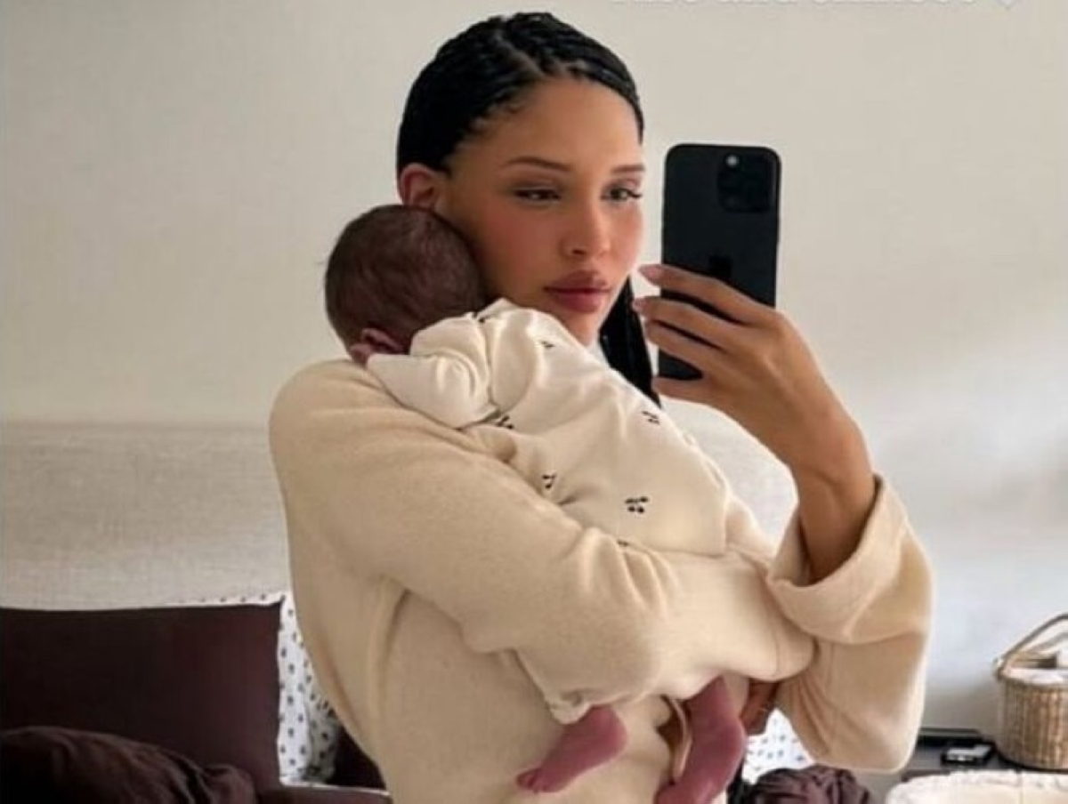 نارا سميث تثير الجدل بلياقتها بعد الولادة