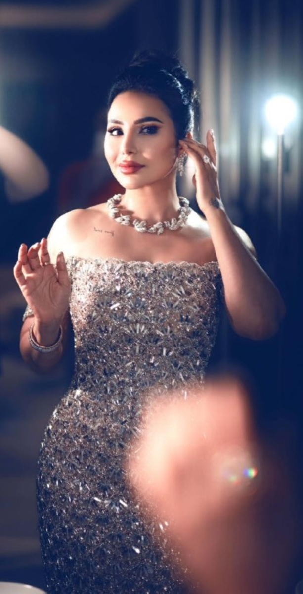 لوجين عمران تتألق بفستان فضي في عيد ميلادها