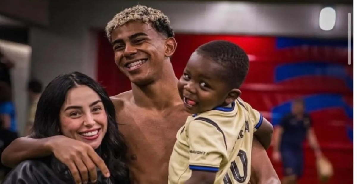 انفصال يامال ونيكي نيكول يشعل برشلونة