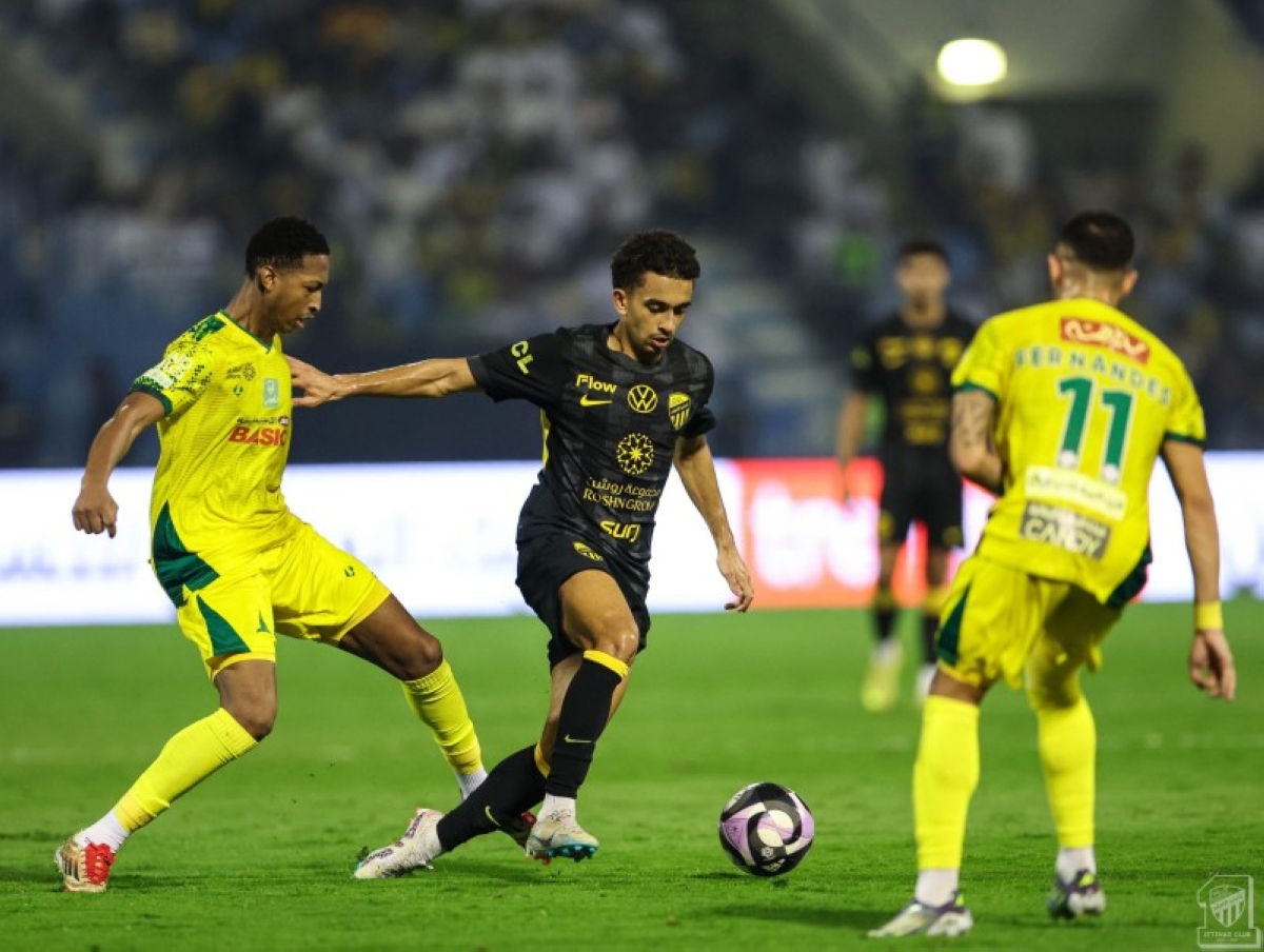 ريمونتادا مثيرة تحفظ هيبة العميد بـ 10 لاعبين فقط