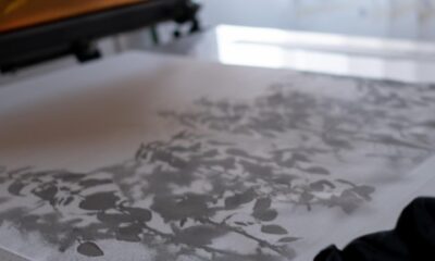 فنانة سعودية تبرز في بينالي تايبيه بتقنية الطباعة الحريرية