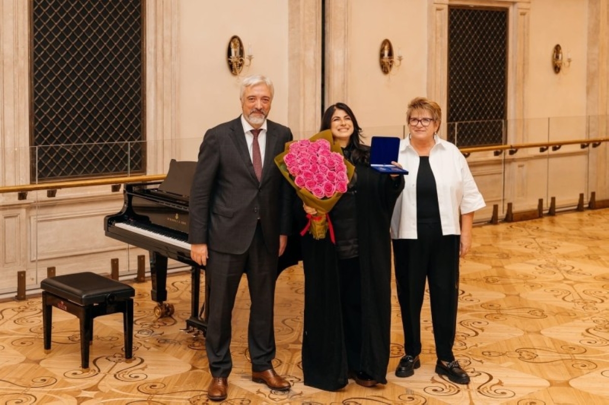 تكريم هبة القواس بوسام الشرف الروسي في منتدى دولي