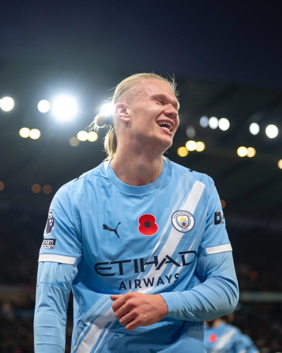 هالاند يحتفل بجائزة أفضل لاعب أمام حوض الثلج