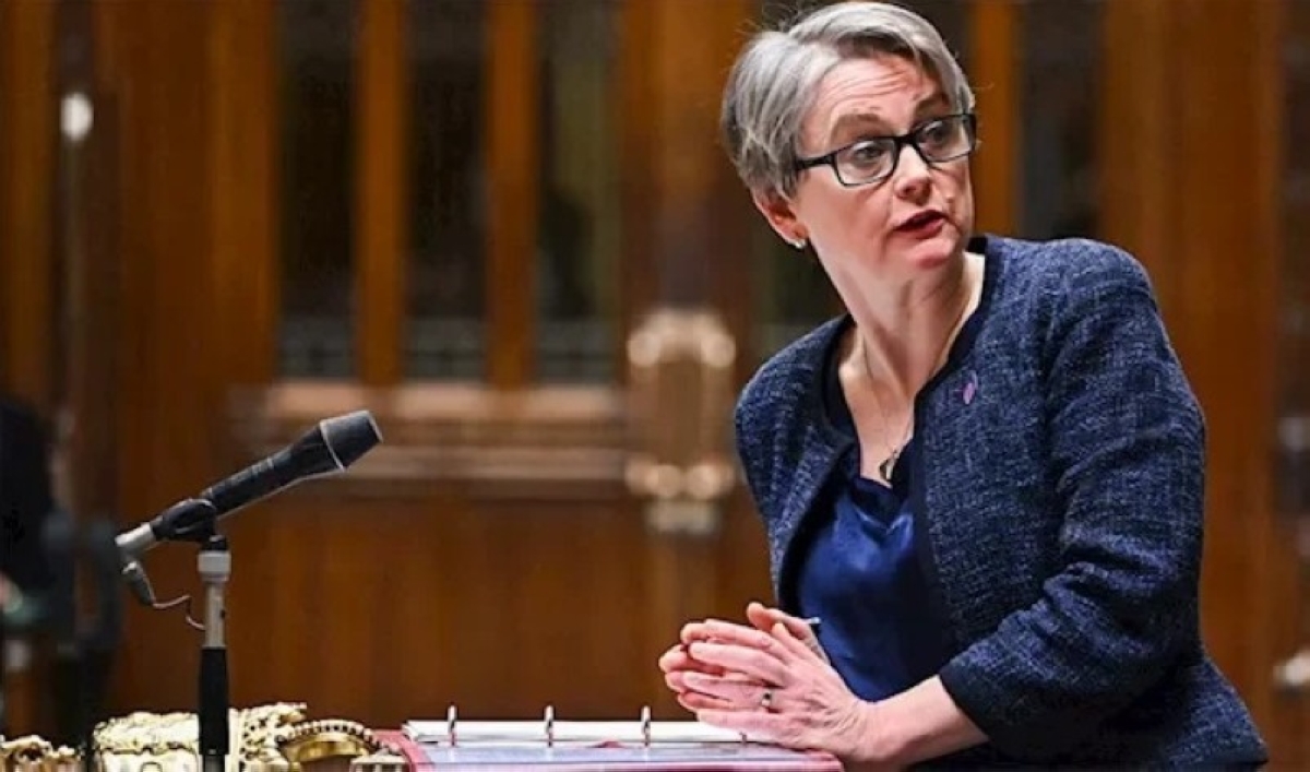 خطة بريطانية لتفكيك سلاح حماس: تصريحات وزيرة الخارجية