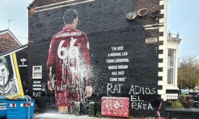 جماهير ليفربول تشوه جدارية أرنولد: وداعاً أيها الفأر