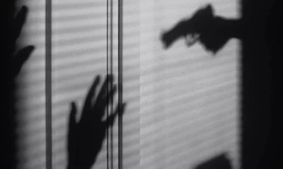 وكيل لاعبين يهدد لاعب دولي شاب بالسلاح!